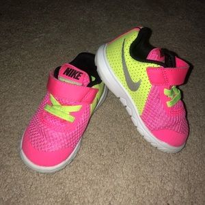 💥BOGO FREE💥 Nike sneakers 5c